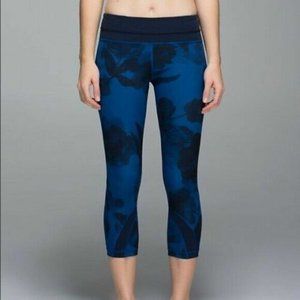 Lululemon Run Inspire Crop II Jumbo Inky Floral Blue Women's Size 4